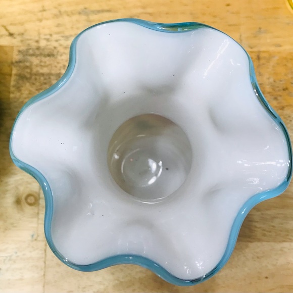 Vintage Fenton art glass Rose ruffle vase. - Picture 2 of 5